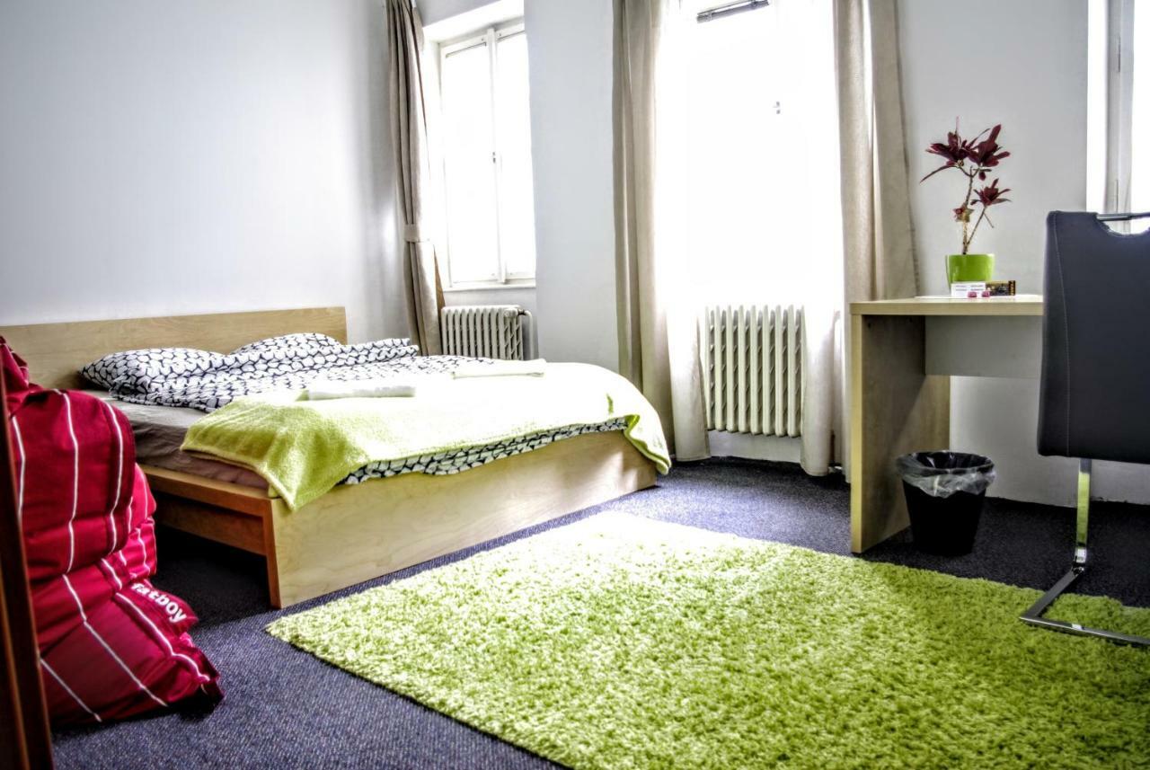 Quiet Courtyard Apartment Prague Exterior photo